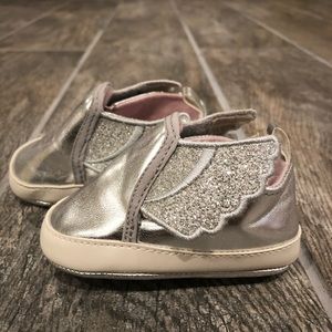Shiny silver baby crib shoes with wings, 3-6 month